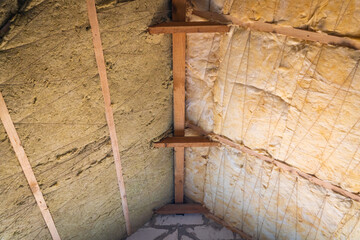 Roof insulation in two layers of mineral wool and glass wool overlap