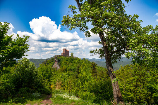 Blick auf die Burg Trifels bei Annweiler (Pfälzerwald, Deutschland)