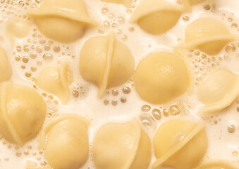 Dumplings made from dough and meat are boiled in boiled water.