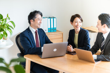 ビジネスマン・仕事・会議・ミーティング