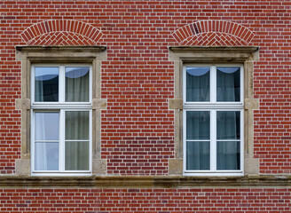 Obraz premium Windows on a brick wall in the city