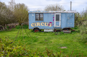 Alter Zirkuswagen im Garten als Tiny House