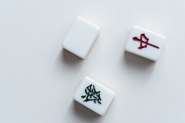 マージャン　白發中