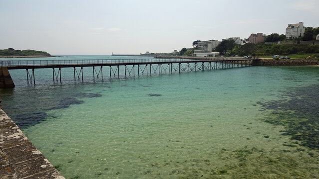 La passerelle pi&eacute;tonne des Capucins (1894) &agrave; Audierne dans le Finist&egrave;re. 
