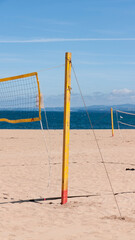 Red de voleibol amarilla en playa de arena