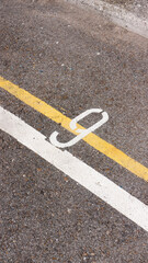Numero 9 y lineas  pintura blanca y amarilla en suelo de  asfalto de parking