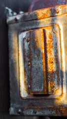 Macro du corps d'une lanterne de décoration, illuminée par la lumière du soleil couchant