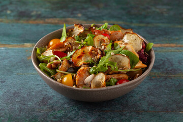 Chicken salad with topinamburu crisps.