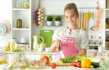 Obraz na płótnie Canvas cute girl cooking