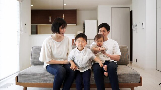 5歳の男の子と1歳4ヶ月の女の子と触れ合う両親