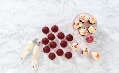 Obraz na płótnie Canvas Red Velvet Cupcakes with White Chocolate Ganache Frosting