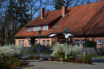 Historisches Bauwerk im Frühling im Dorf Müden am Fluss Oertze, Niedersachsen