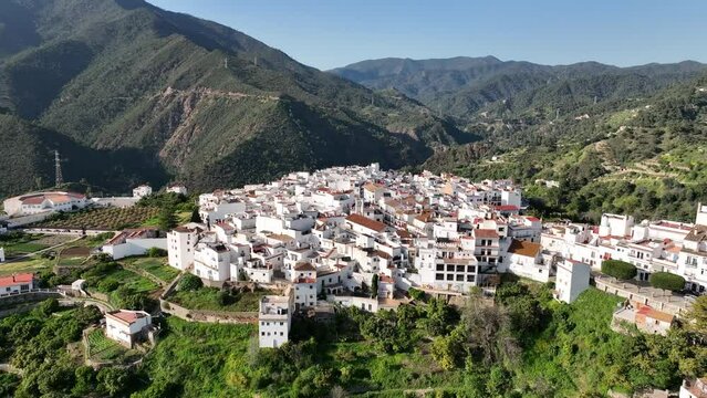 vista a&eacute;rea del bonito pueblo de Ist&aacute;n en la provincia de M&aacute;laga, Andaluc&iacute;a