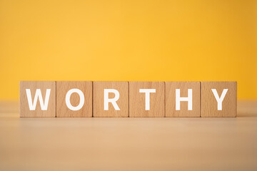 「WORTHY」と書かれた積み木