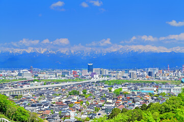 富山市街と立山連峰　呉羽山からの眺め 疾走する北陸新幹線