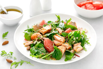 Grilled salmon salad with grapefruit, almonds and salad mix