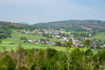Fototapeta na wymiar Blick nach Neu-Schirgiswalde in der Oberlausitz im Frühjahr