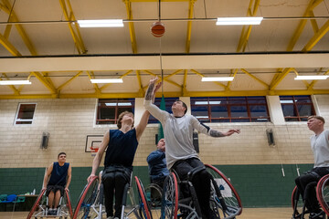 Men in wheelchairs playing basketball - obrazy, fototapety, plakaty