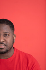 Obraz premium Studio portrait of mid adult man wearing red t-shirt