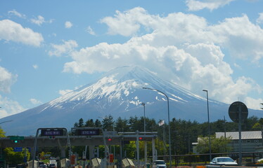 Obraz na płótnie Canvas 日本の山梨県の高速道路　中央道の河口湖インターから富士山を眺める
