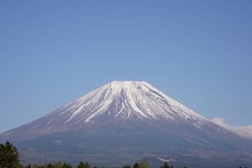 Fototapeta na wymiar 日本の山梨県の富士山麓の駐車場から富士山を眺める