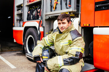 Obraz premium Firefighter, fireman. Emergency safety. Protection, rescue from danger. Adult man, hero in equipment, uniform at work
