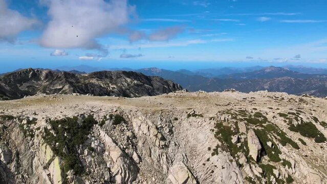 Lac de Bastani, derri&egrave;re lequel s'&eacute;l&egrave;ve fi&egrave;rement le Monte Renoso qui fait partie des plus hauts sommets de Corse.