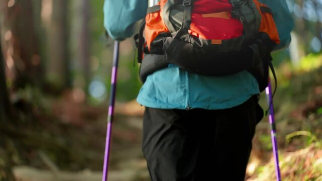 登山をする若い男性　スポーツイメージ