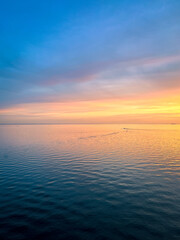 Obraz premium Wonderful peaceful sunset at the sea, seascape background, tender and natural colors 