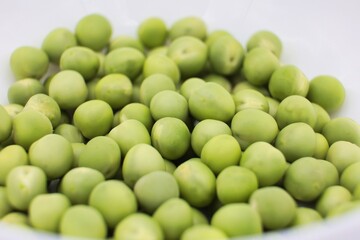 緑が鮮やかな新鮮なグリンピース