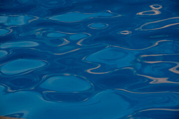 Textura del agua celeste en una piscina