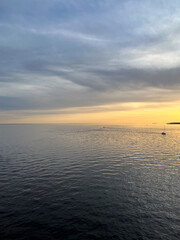 Obraz premium Wonderful peaceful sunset at the sea, seascape background, tender and natural colors 