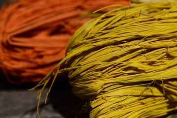 Orangene und gelbe Baststreifen mit intensiver Textur in gedeckten Farben mit Licht und Schatten...