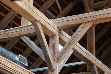 Drewniana konstrukcja ze starych drewnianych beli. 