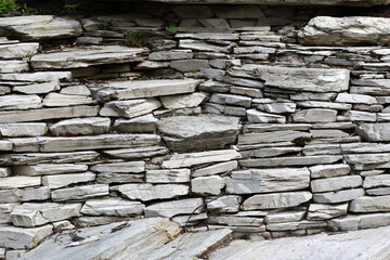 Stary zabytkowy mur wykonany z kamienia. - obrazy, fototapety, plakaty