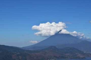 Volcán de Agua rodeado de nubes en Guatemala. Espacio para texto al lado izquierdo.