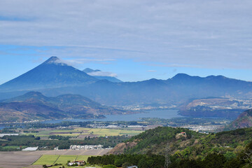 Fototapeta na wymiar Vista del lago de Amatitlán, al fondo el volcán de Agua en Guatemala.