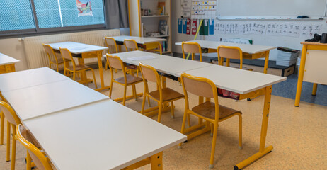 Salle de classe dans une école sans personne.	