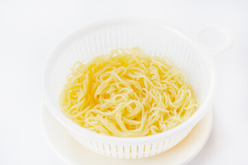 ザルの入ったこんにゃく麺