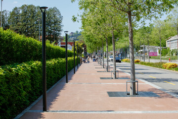 All&eacute;e avec arbres et briques rouges