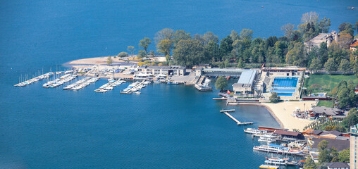 Vue panoramique de la plage du Lido à Lugano