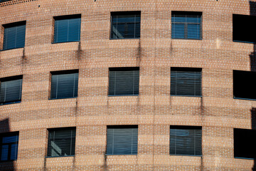 Fenêtres d'un bâtiment en briques rouges - obrazy, fototapety, plakaty