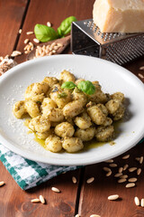 Piatto di deliziosi gnocchi di patate con pesto alla genovese, cibo Italiano