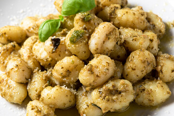 Piatto di deliziosi gnocchi di patate con pesto alla genovese, cibo Italiano