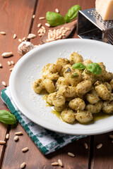 Piatto di deliziosi gnocchi di patate con pesto alla genovese, cibo Italiano