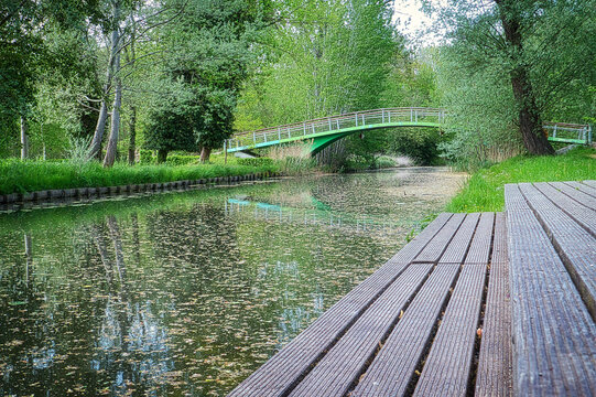 Br&uuml;cke - Stadtpark - Zossen Brandenburg - Deutschland - Bridge in a Green Woodland - - reportagefotografie - dokumentarisch - real photography - camera shot,- no ai -  human made