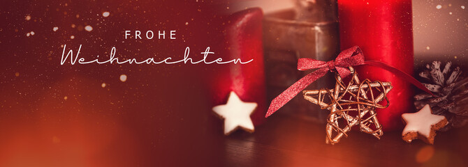 Banner mit Text Frohe Weihnachten auf Weihnachtliche Deko mit goldenen Stern, roter Schleife, roten...