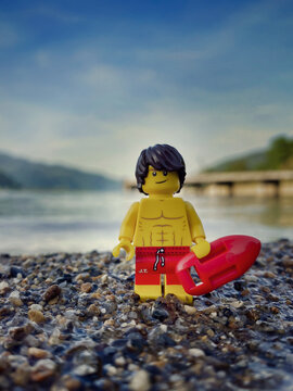 Villach - Österreich 11. Mai 2022 Lego Rettungsschwimmer mit roter Boje