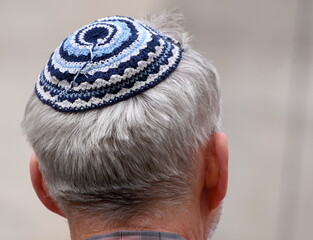 Mann mit Kippa auf grauem Haar