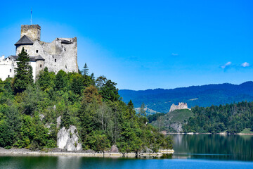 Fototapeta na wymiar castle on the lake